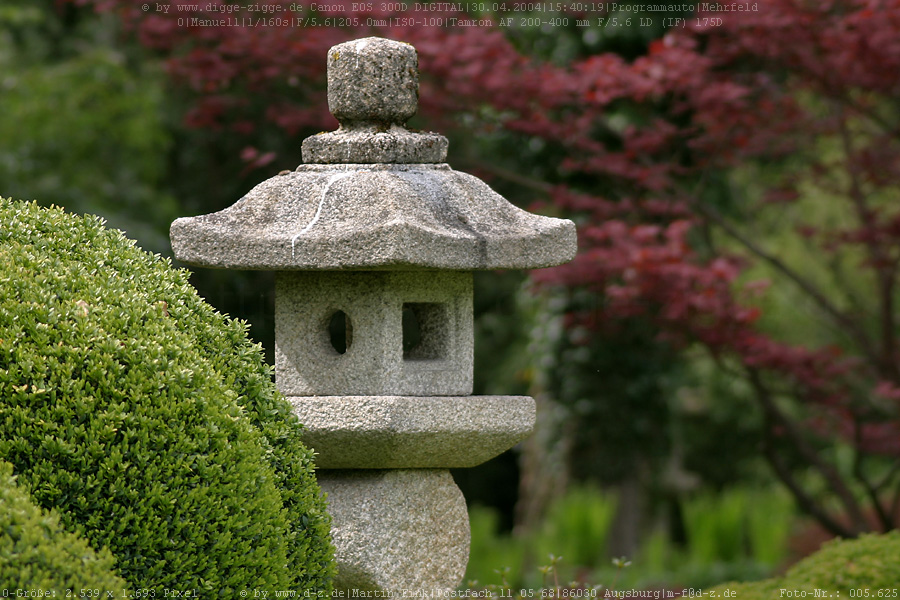Steinskulptur im Japangarten von Augsburg