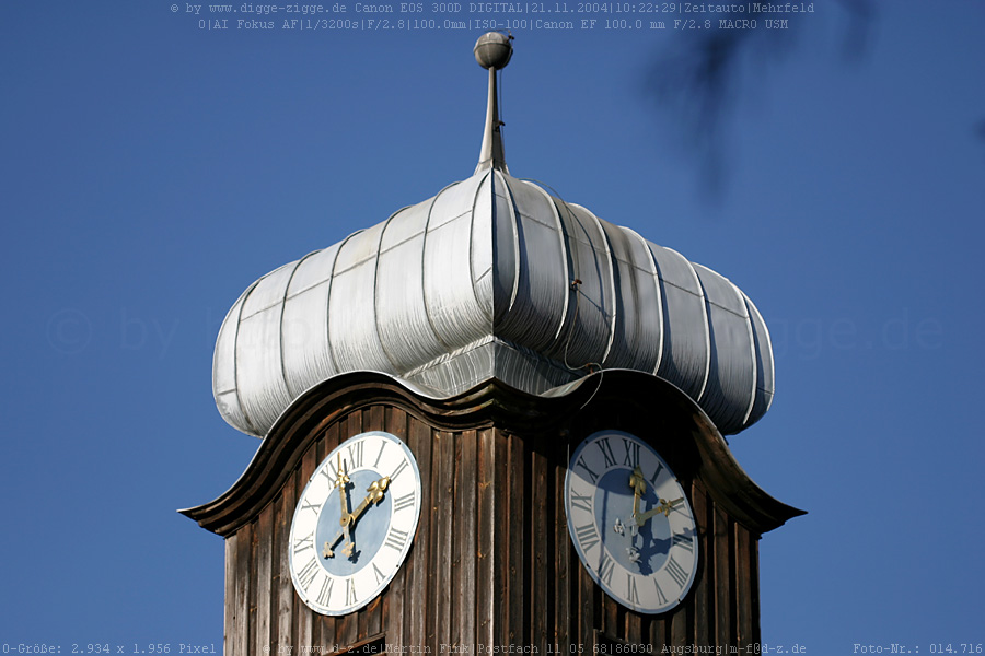 Turm mit stillstehender Uhr